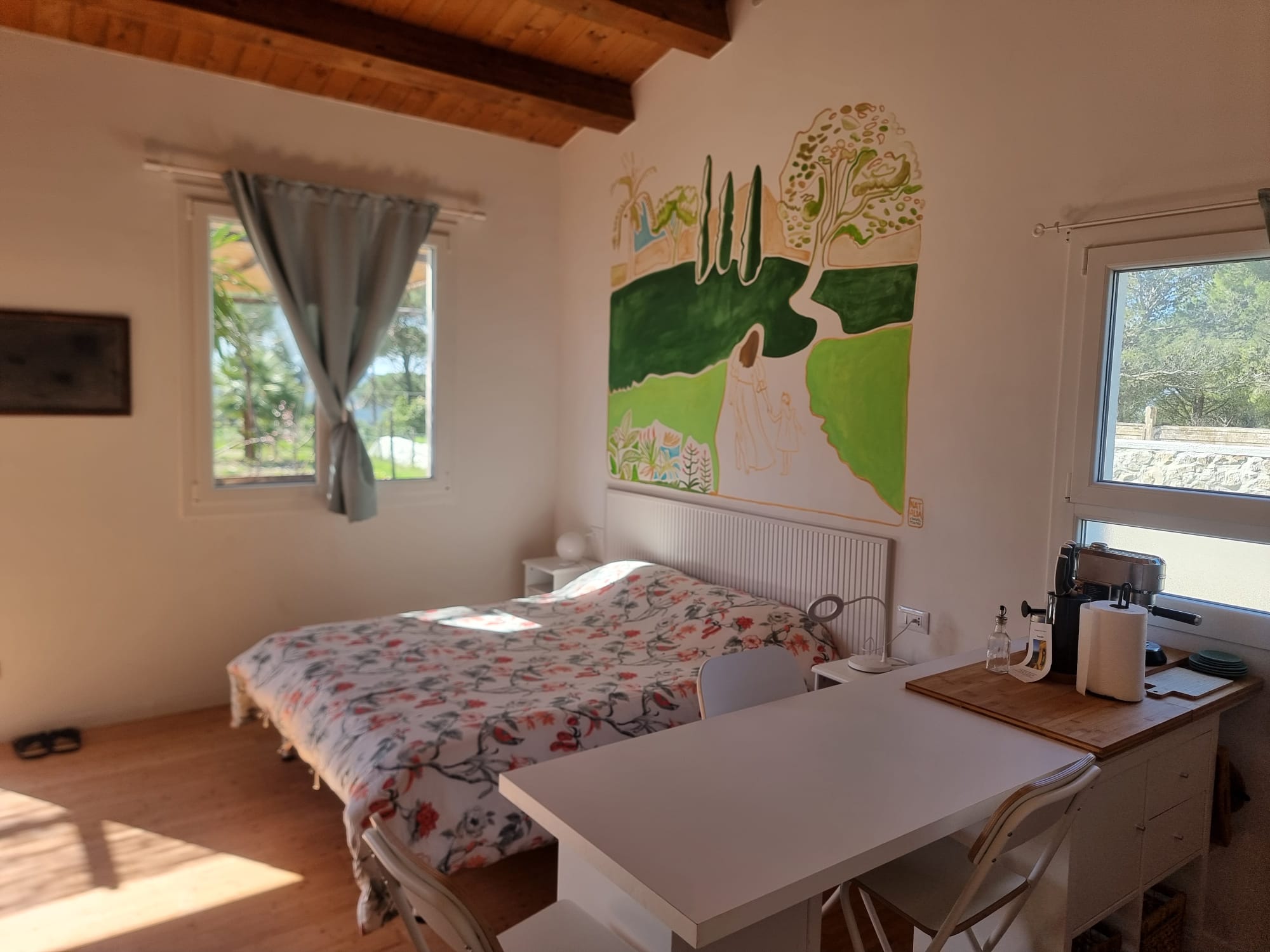 Open space Casa Marie - zona cucina con murale artistico