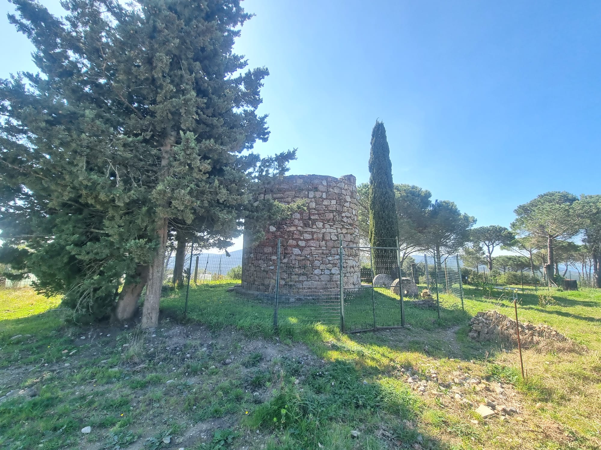 Mulino a vento del 1700 nella proprietà di Casa Marie, Valle Benedetta