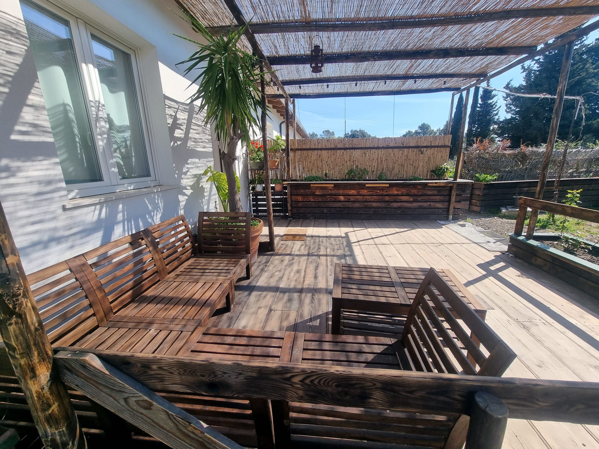 Terrazza arredata con vista sulle colline